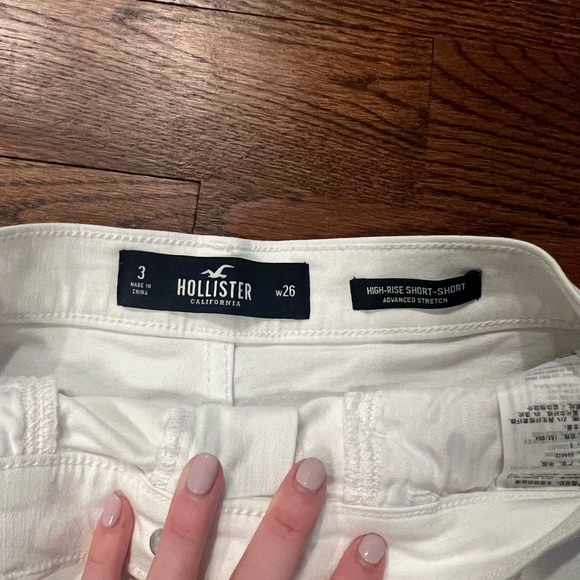 Hollister high rise white shorts - Picture 2 of 3